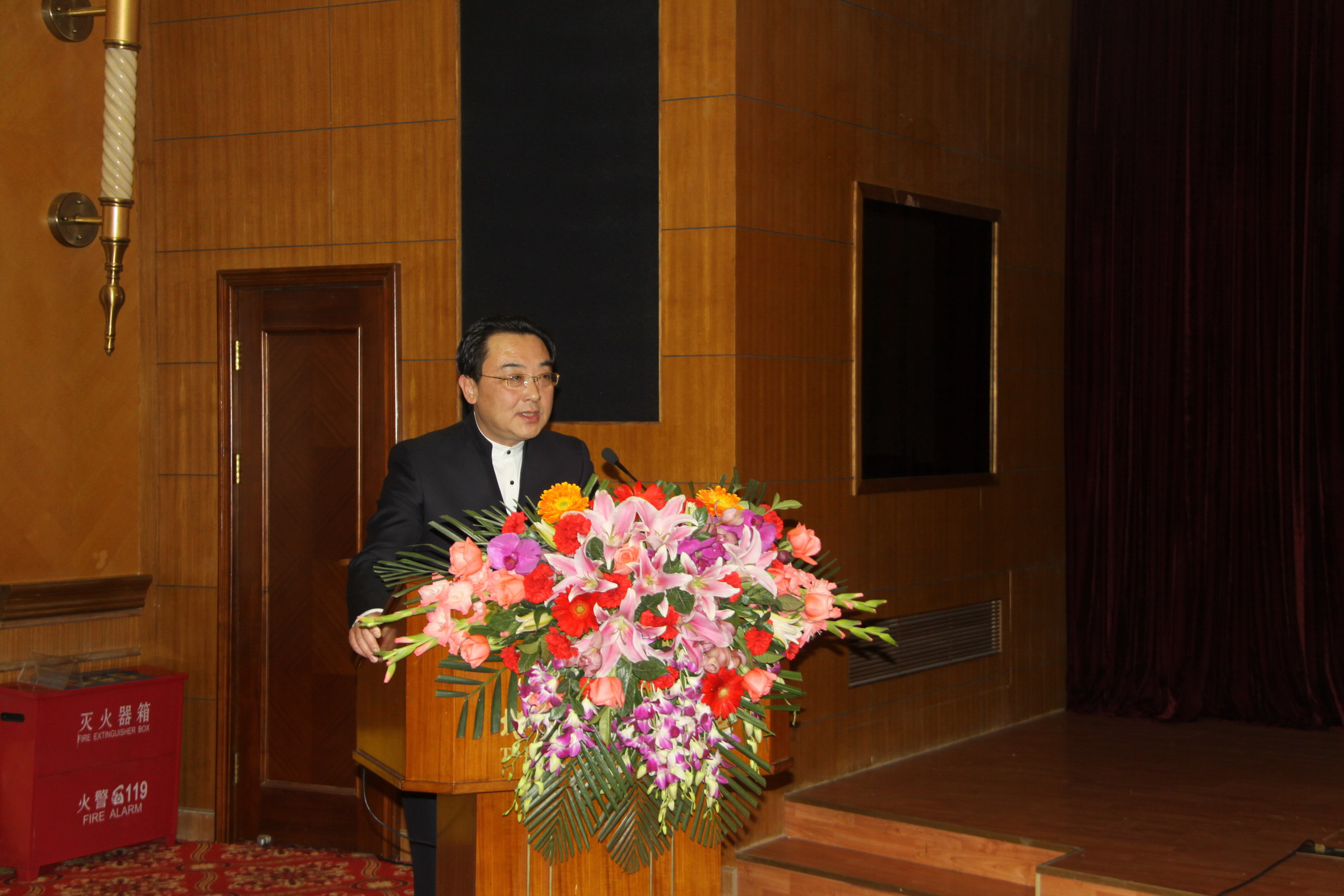 中心副总经理马志刚主持颁奖